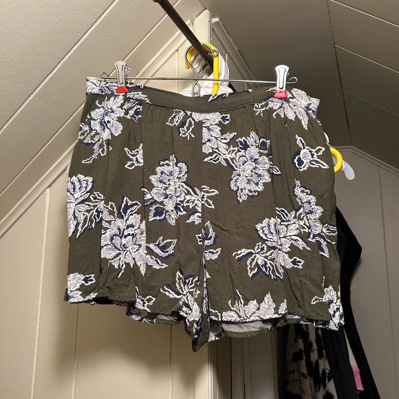 Abercrombie and Fitch Shorts - Picture 2 of 5